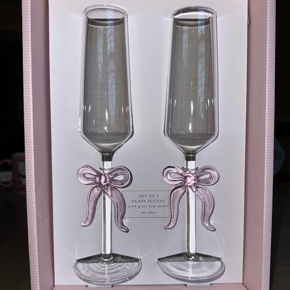 NWT - Cupcakes and Cashmere Bow Glass Flutes